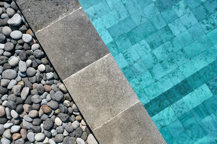 Vue aérienne d'un aménagement extérieur résidentiel avec piscine forme libre et spa circulaire intégré